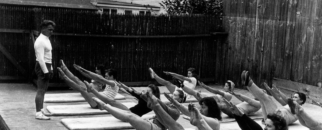 Joseph Pilates impartiendo una clase de Pilates Suelo