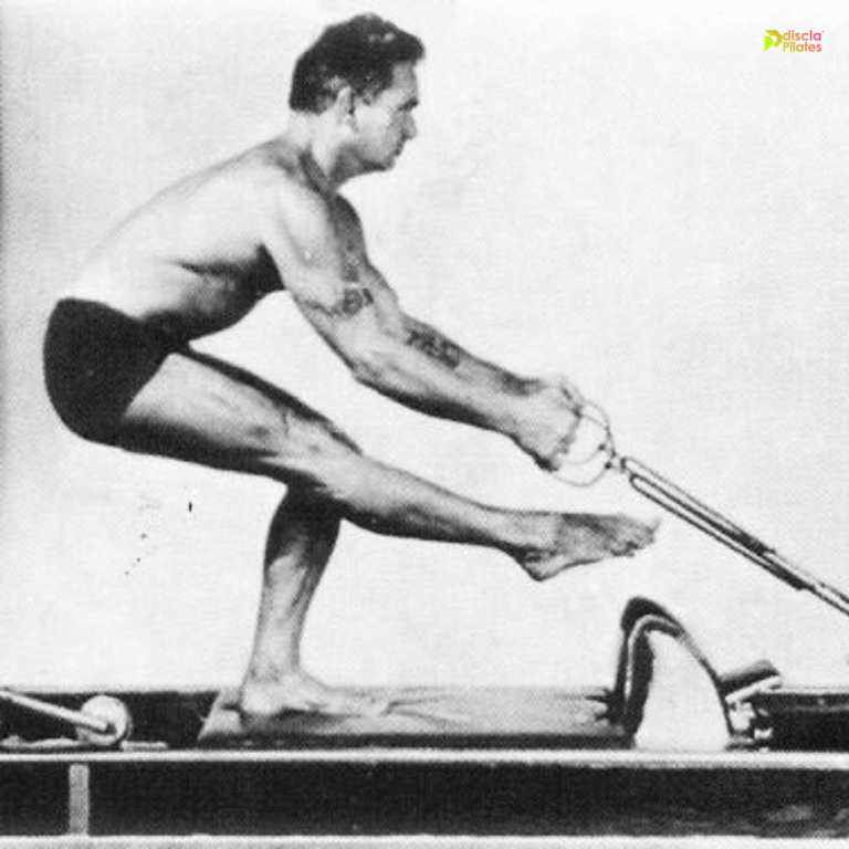 Joseph Pilates entrenando en un Reformer