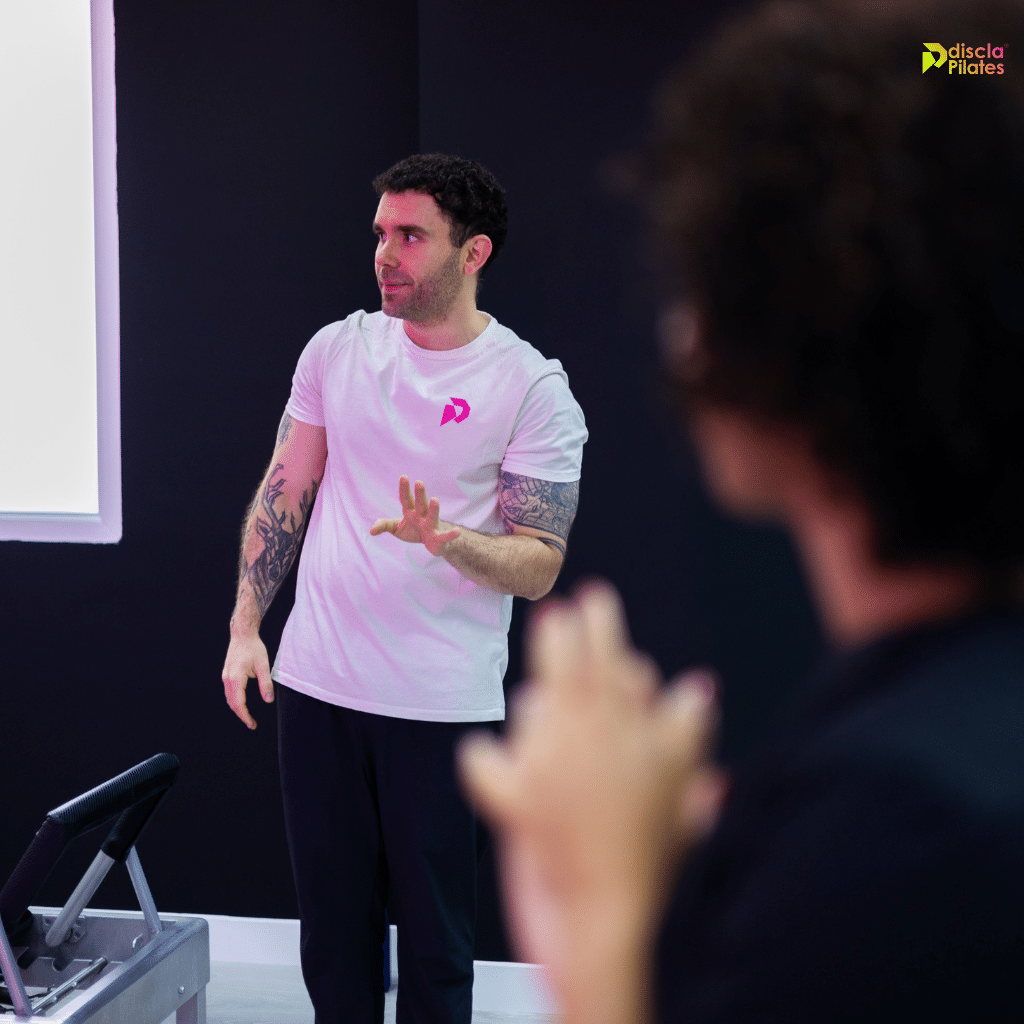 Nuestro Head Coach, Manuel Cortés, impartiendo clase de Pilates Clásico