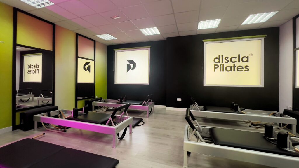Franquicia de Pilates con clases presenciales en estudio profesional