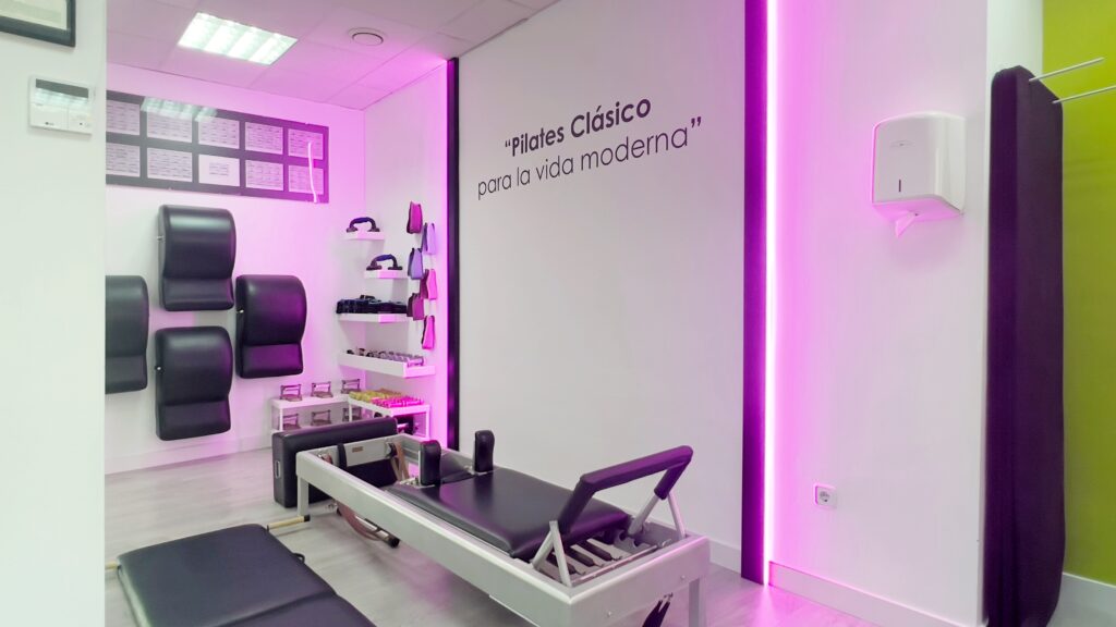 Sala de Pilates Clásico equipada con reformers profesionales
