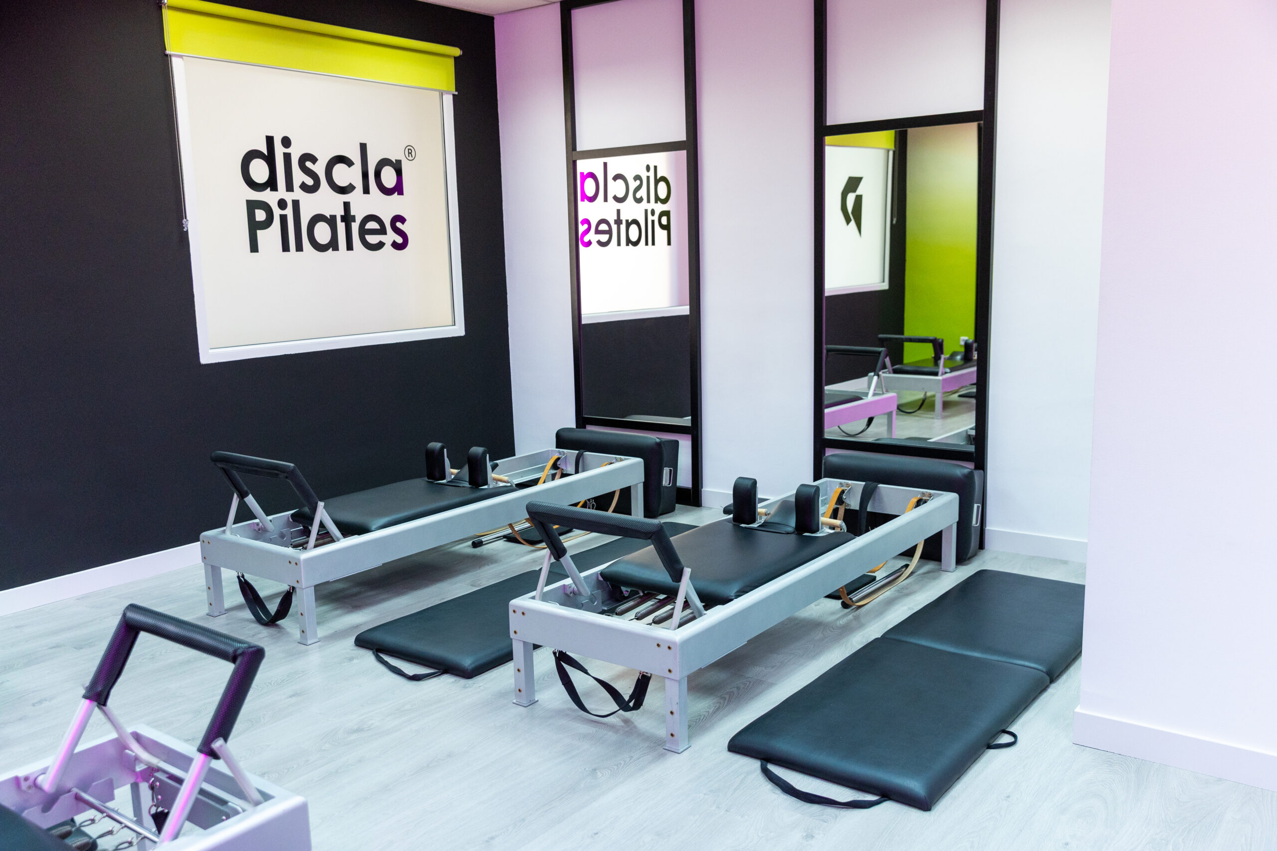 Sala de Pilates Clásico con reformers – guía de franquicias de Pilates 2025
