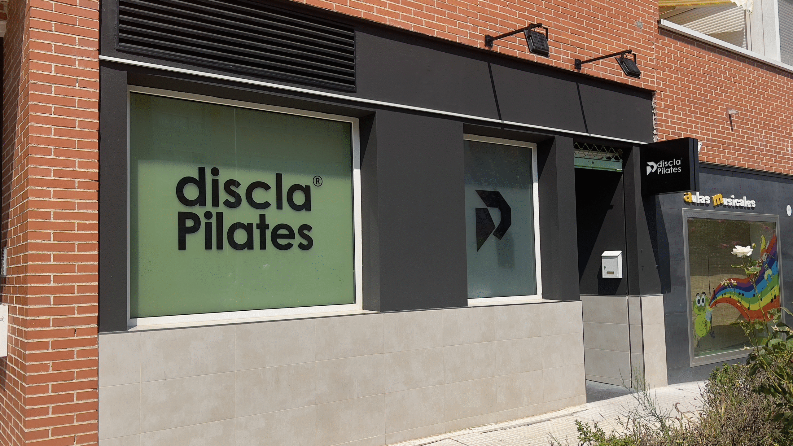 Exterior de un estudio de Pilates en una ubicación visible y accesible.