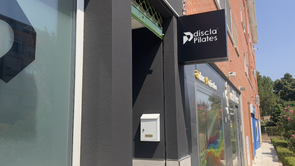 Local para estudio de Pilates con buena fachada y acceso cómodo.