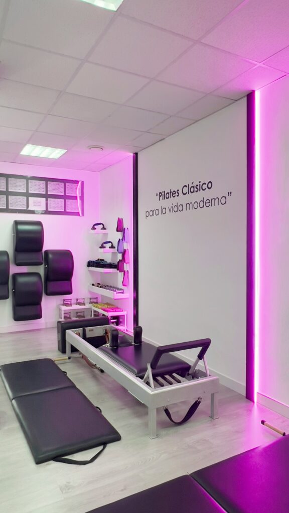 Persona valorando si abrir un estudio de Pilates sola o con socios.