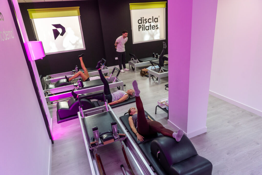 corrección de alineación en sesión de pilates clásico