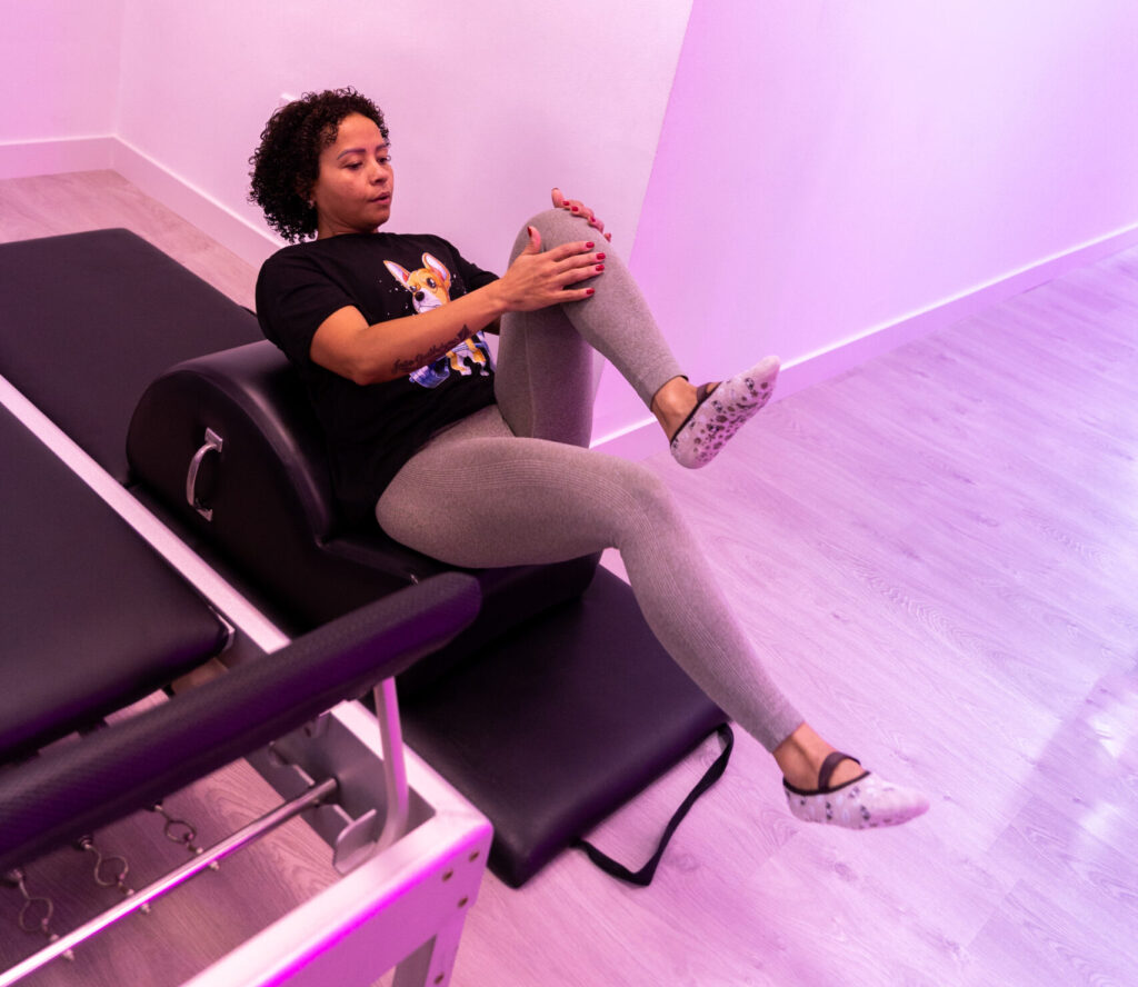 Pies sobre colchoneta o reformer.