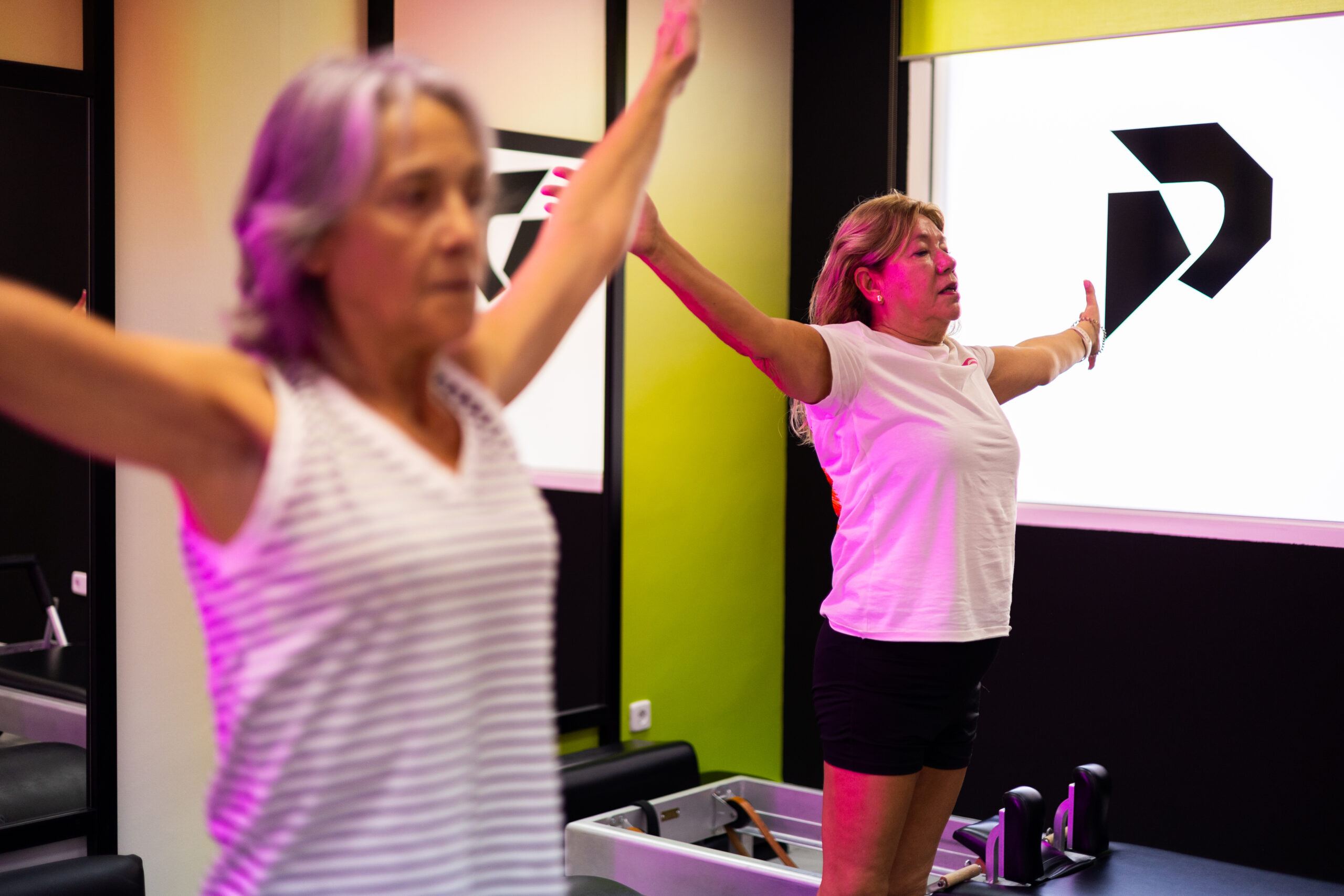 Clases grupales en estudio de Pilates