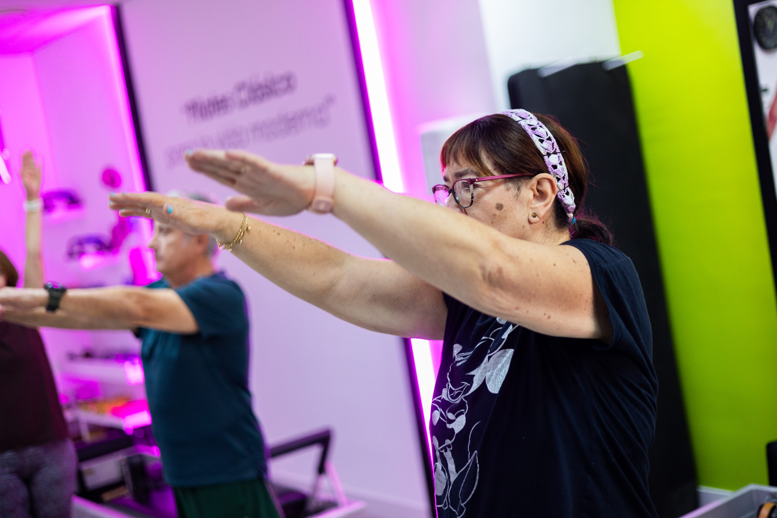 Grupo de alumnos practicando Pilates clásico en un estudio con su instructora