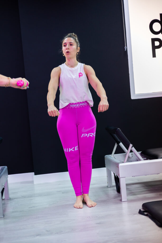 Responsable analizando los principales errores en la gestión de instructores de Pilates