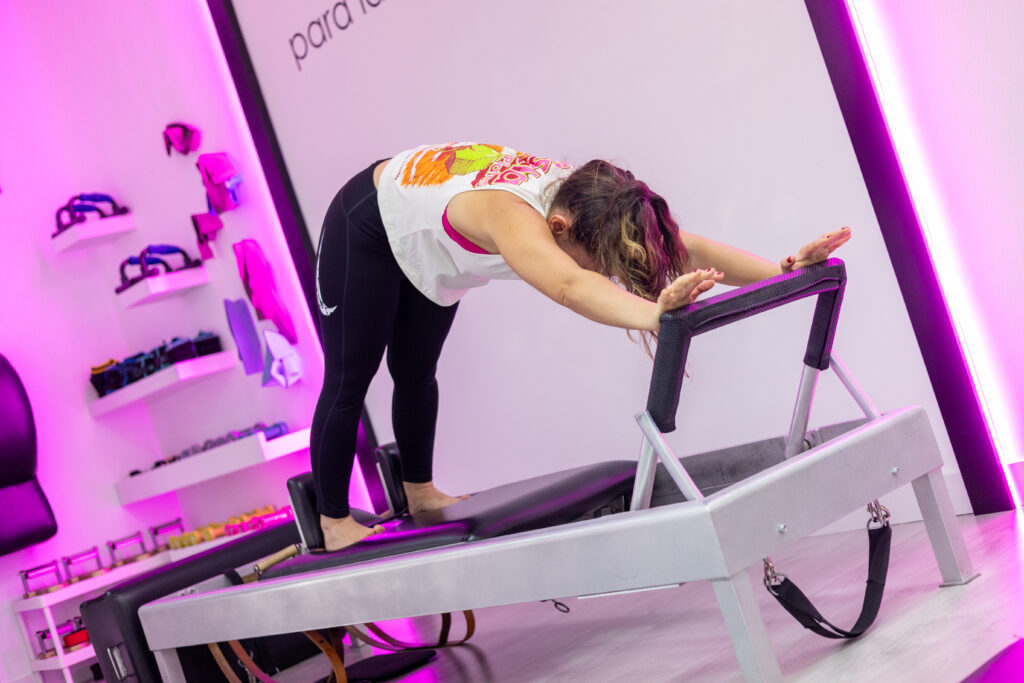 Mujer fortaleciendo su cuerpo con Pilates tras el parto.