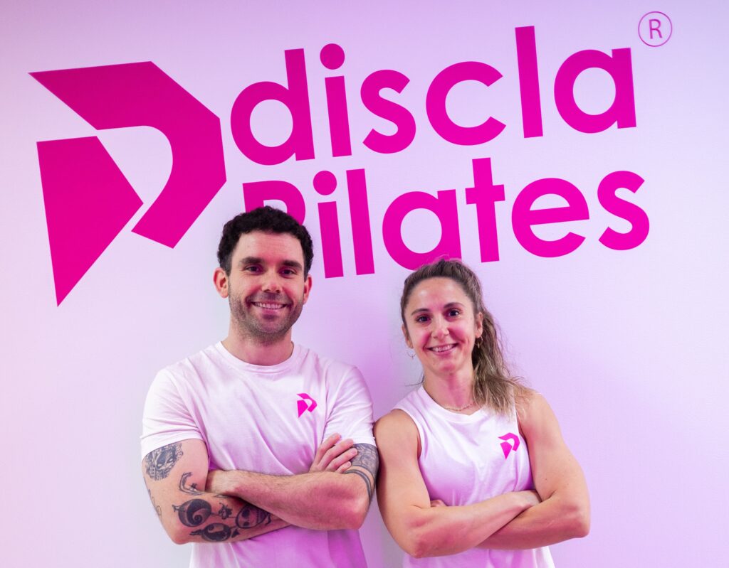 Equipo de instructores impartiendo una clase de Pilates clásico en un estudio