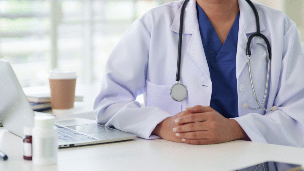 Médico revisando a una mujer antes de retomar la actividad física tras el parto.